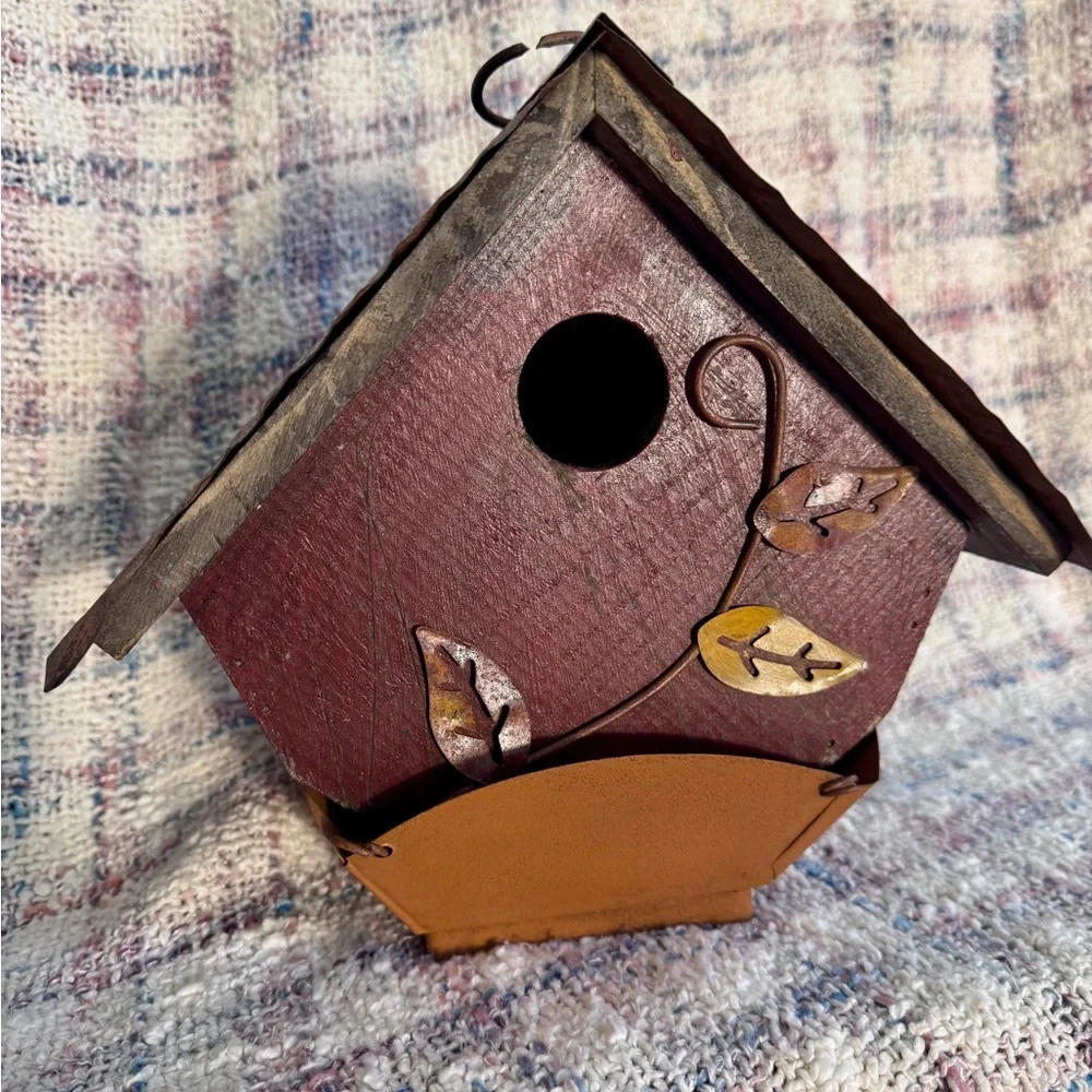 Rustic Brown Birdhouse with Leaf Design & Metal Tray for Birdseed NWOT